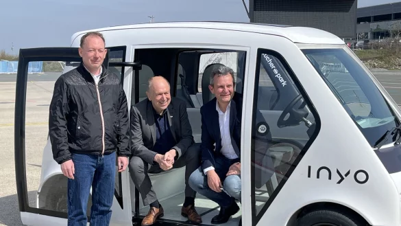 Marcus Zwick (v.l.), Christoph Rüther und Thomas Tröster in Paderborn. Auf dem Flughafengelände hat die Initiative Neue Mobilität Paderborn ein Nemo.bil-Cab getestet. - © Neue Mobilität Paderborn