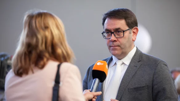 Oberstaatsanwalt Christopher Imig beim Detmolder Doppelmordprozess im Februar 2017. Hier im Interview mit dem ZDF. - &copy; Torben Gocke