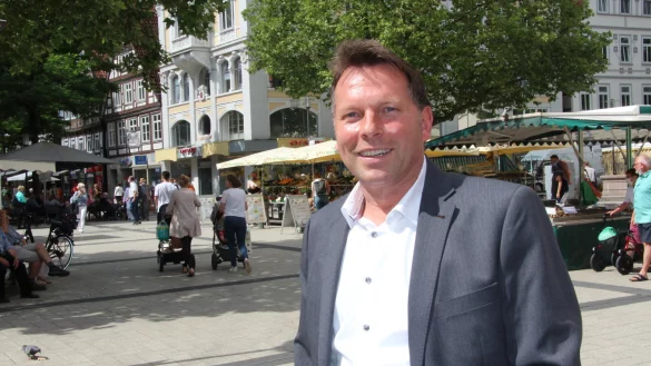 B&uuml;rgermeister Frank Hilker ist gerne in der Detmolder Innenstadt unterwegs. - &copy; Jana Beckmann