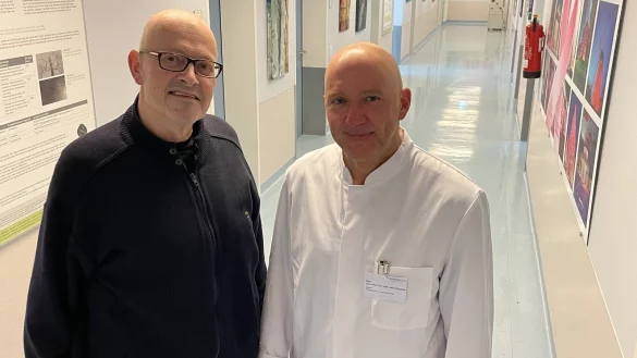 Speiseröhrenkrebs-Patient Patrick Lenz aus Rheda-Wiedenbrück und sein Arzt Jens Höppner treffen sich wenige Tage nach der Operation im Klinikum Lippe wieder. - © Carolin Nieder-Entgelmeier