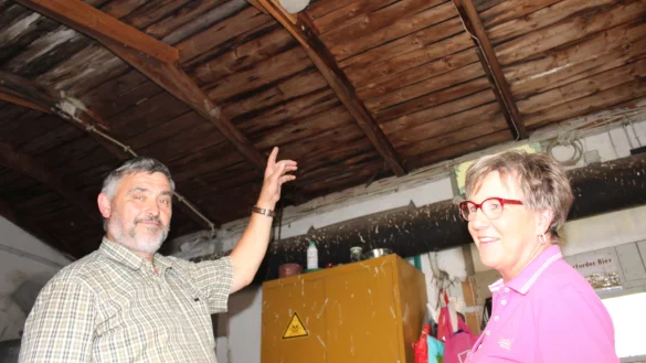 Ulrich und Kornelia Brink stellen gerne ihren Gartenschuppen als Brutplatz zur verf&uuml;gung. Derzeit nisten hier drei Schwalbenpaare unter der Decke. - &copy; Sandra Castrup (LZ)