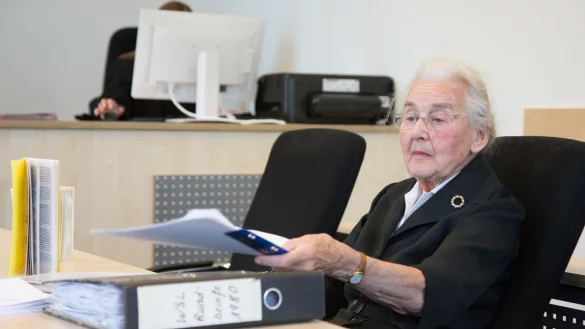 Die Angeklagte Ursula Haverbeck wurde zu zweieinhalb Jahren Haft verurteilt. - © Friso Gentsch/dpa