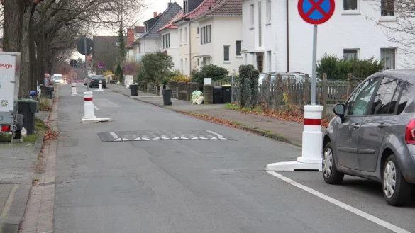 Mit mobilen Elementen versucht die Stadt die Hermannstra&szlig;e zu verkehrsberuhigen. Eine Anwohnerin beantragt unter anderem die Entfernung der Poller und der sogenannten Berliner Kissen. - &copy; Cordula Gr&ouml;ne