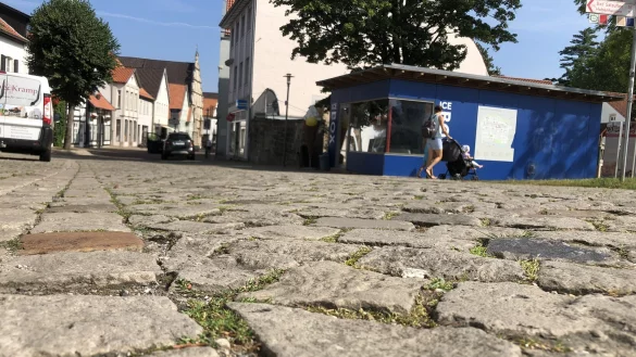 Das &bdquo;Rumpelpflaster" am Langenbr&uuml;cker Tor wird kurz vor der Kommunalwahl vollends zum Politikum. Mehrere Volksvertreter stellen den Kompromiss aus dem Fr&uuml;hsommer in Frage.&nbsp; - &copy; Till Brand