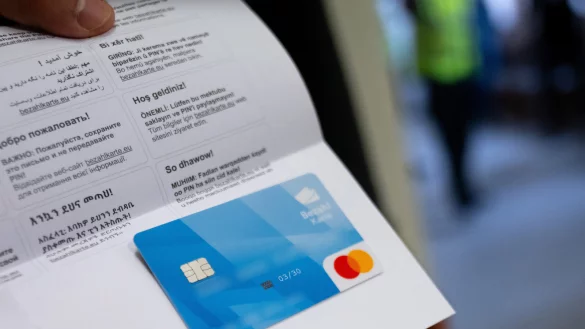 Der Rat der Stadt Detmold hat sich in seiner jüngsten Sitzung auch mit der Einführung einer Bezahlkarte für Asylbewerber befasst. - © picture alliance/dpa