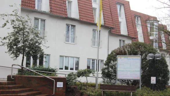 An der Klinik Porta Westfalica in Bad Oeynhausen soll ein Arzt mehreren Patientinnen gegenüber sexuell übergriffig geworden sein. - © Heidi Froreich