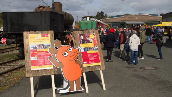 T&uuml;ren auf mit der Maus - erstmals seit 2018 findet das Bahnhofsfest im Rahmen des "T&uuml;r&ouml;ffnertags" der Sendung mit der Maus in B&ouml;singfeld statt. - &copy; Peter Wehowsky