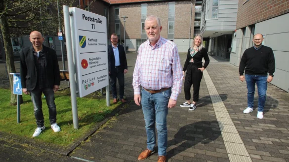 K&auml;mmerer Burkhard R&uuml;ther (vorn) geht in den Ruhestand. Damit wird die Verwaltung mit (von links) Bauamtsleiter Dirk S&uuml;llwold, B&uuml;rgermeister Friso Veldink, der neuen K&auml;mmerin Kathrin Dobrileit und dem neuen Fachbereichsleiter Axel Jungblut umorganisiert. - &copy; Jens Rademacher