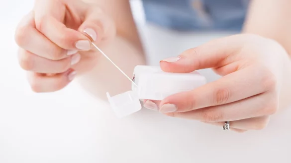 Z&auml;hneputzen mit Zahnseide und Co. - &copy; Foto: Christin Klose