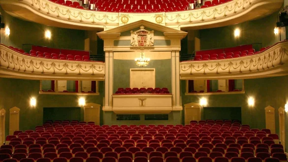 Diese Theaterpl&auml;tze werden zu den Premieren der neuen Saison wieder gut besetzt sein. - &copy; Landestheater Detmold