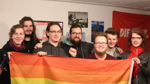Fordern Toleranz f&uuml;r alle Menschen: (von links) Maurice, Frederic, Florian, Johannes, Liam Alexander, Niklas und Alicia treffen sich regelm&auml;&szlig;ig im Caf&eacute; an der Breiten Stra&szlig;e. - &copy; Vasco Stemmer