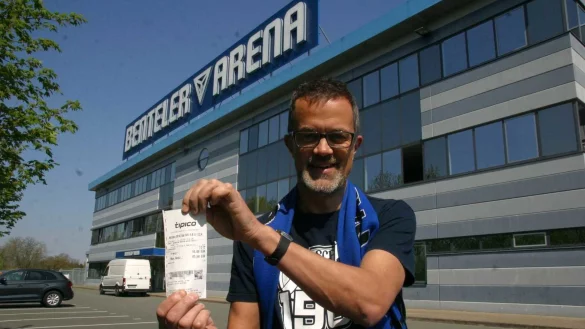 Da ist das Ding: Uli Graben pr&auml;sentiert den Wettschein, den er zum Beginn der Saison 2018/2019 abgegeben hat. - &copy; Frank Beineke