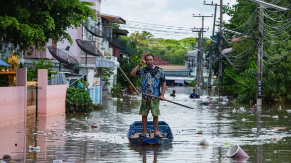 &Uuml;berschwemmungen in Thailand - &copy; Foto: Varuth Pongsapipatt/SOPA Images via ZUMA Press Wire/dpa