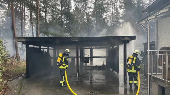 Die Feuerwehrleute waren beim Carportbrand am Mittwoch rechtzeitig vor Ort, um Schlimmeres zu verhindern. - &copy; Feuerwehr Lage