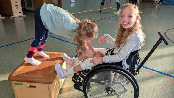 Mathilda und ihre beste Freundin Marie haben Spa&szlig; am Sportunterricht. Im kommenden Schuljahr w&uuml;rde Mathilda gerne den Fahrradf&uuml;hrerrschein machen. - &copy; Fotorechte: LZ
