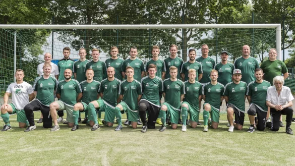 Gratulation: Der TuS Ahmsen sicherte sich mit einem 7:0 im abschließenden Match gegen Wüsten II die Meisterschaft in der Gruppe 2 der Fußball-Kreisliga B Lemgo und steigt ins Kreisoberhaus auf. - © Egon Penner