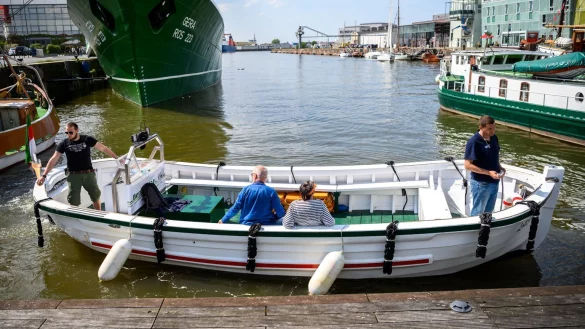 Wassertaxi in Bremerhaven - &copy; Foto: Mohssen Assanimoghaddam