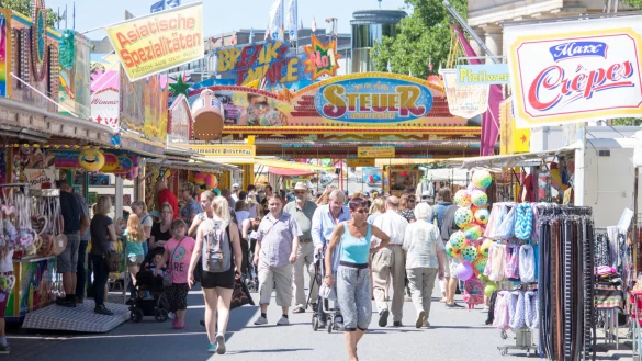Fahrgesch&auml;fte und St&auml;nde im Rosental: Etliche Detmolder unternehmen am Sonntag bei strahlendem Sonnenschein einen Streifzug auf der Sommerkirmes &ndash; anschlie&szlig;end lockte das Endspiel der Fu&szlig;ballweltmeisterschaft. - &copy; Raphael Bartling