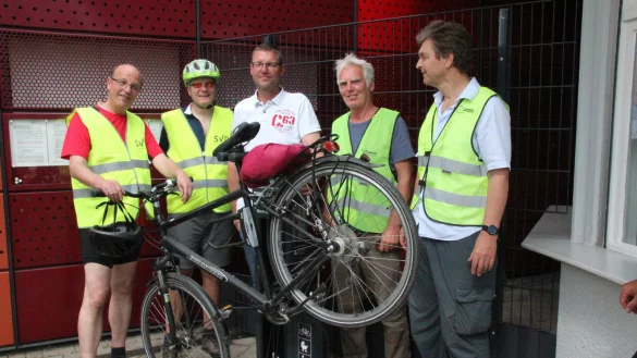 Machen den Test: (von links) B&uuml;rgermeister Rainer Heller, Manfred Wiehenkamp (Vorsitzender ADFC Lippe), Michael T&auml;uber (Stadtverkehr Detmold), Michael Forst (Stadt Detmold) und Claus Maertin (ADFC, Fachgebietsleiter Touren). - &copy; Stadt Detmold