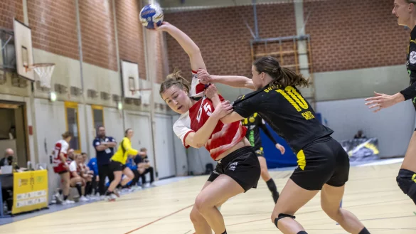 Immer wieder sind die Angriffsbem&uuml;hungen der Blombergerinnen, wie hier von Ann Kynast (links), im Spiel gegen Dortmund gest&ouml;rt worden. - &copy; Wolfgang Stummbillig