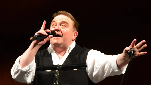 Begeisternder Entertainer: Gustav Peter W&ouml;hler hat den Zuschauern im Landestheater mit seiner Band einen sehr vielseitigen musikalischen Leckerbissen dargeboten. - &copy; Andr&eacute; Gallisch