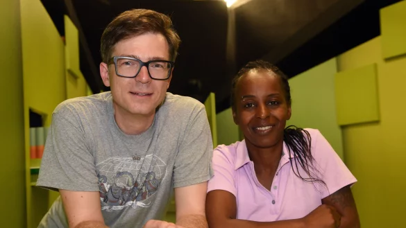 Bekanntes Duo: Ralph Caspers und Shary Reeves moderieren die Kindesendung «Wissen macht Ah!». Nun begeisterte Ralph zahlreiche Kinder und Erwachsene bei seinem Besuch am Mittwoch im Detmolder Freilichtmuseum. - © dpa