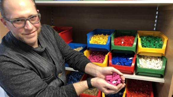 Ein Handvoll Steine: Thorsten Klahold zeigt seine "Wall of Bricks". - &copy; Birger Berb&uuml;sse
