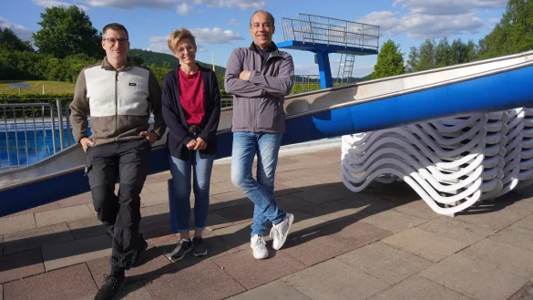 Die Betreiber Frank Erbs (links) und Rolf Stanislawski sind ebenso wie Dagmar Schultz, Vorsitzende des Fördervereins, startklar, um in die neue Badesaison zu starten. - © Michaela Weiße