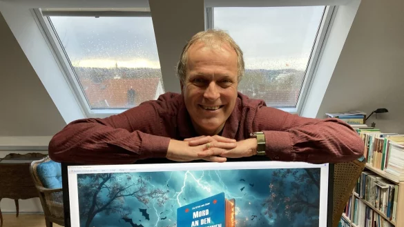 Dr. Hans Jacobs hat seinen zweiten Krimi geschrieben, der die Externsteine zum Schauplatz hat. - &copy; Cordula Gr&ouml;ne