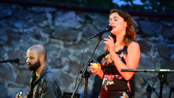 Laura Carbone &uuml;berzeugt rund 100 G&auml;ste beim Konzertabend auf Burg Sternberg. - &copy; Nicole Ellerbrake