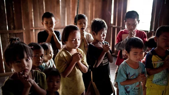 And&auml;chtig: Kinder in einer muslimischen Grundschule in Aung Mingalar, einem Bezirk der Stadt Sittwe. Einige haben allerdings ihren Blick zur Kamera gerichtet. - &copy; Julius Schrank