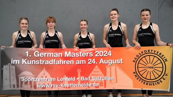 Freuen sich auf ihren Start bei den Masters: Die Sportlerinnen des RSV Knetterheide (von links) Leonie Sander, Michelle Bobe, Neele Jodeleit, Sonja Stalter und Kim Leah Schlüter halten das Ankündigungsbanner bereits in den Händen. - © Matthias Stalter
