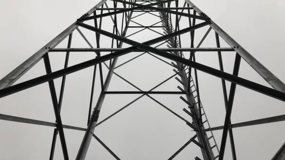 Im Jahr 2022 wurde am Entruper Sportplatz dieser neue Handymast aufgestellt, um den Empfang in den n&ouml;rdlichen Ausl&auml;ufern Lemgos zu verbessern. Ein Beispiel, das Schule machen k&ouml;nnte. - &copy; Till Brand