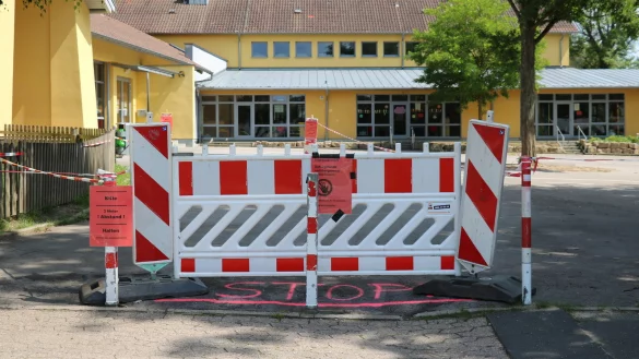 &bdquo;Schulgel&auml;nde vor&uuml;bergehend geschlossen" hei&szlig;t es derzeit an der Grundschule Elkenbreder Weg.&nbsp; - &copy; Alexandra Schaller