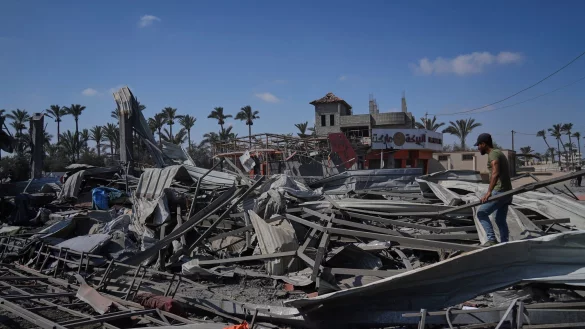 Palästinenser inspizieren die Trümmer einer durch einen israelischen Luftangriff zerstörten Tankstelle in Deir al-Balah im zentralen Gazastreifen. Die jüngste Israel-Entscheidung von Kanzler Merz sorgt derweil in der Union für Stress. - © Abdel Kareem Hana/AP/dpa