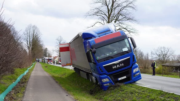 Ein Lkw blockiert in Waddenhausen die B239. - © Freitag Medien Gruppe