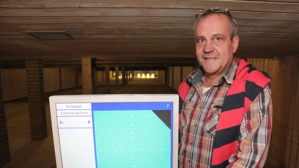 Moderne Anlage: Rainhard Beins auf dem Schießstand in Lage. - © Patrick Bockwinkel