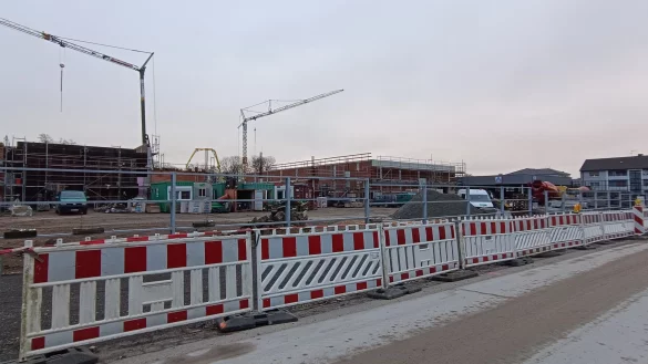 Die Baustelle des Fachmarktzentrums - Ansicht von der Kampstra&szlig;e. - &copy; Archivfoto: LZ-Redaktion