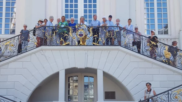 Ein früherer Ausflug führte den HVV nach Bonn. Hier stehen die Teilnehmerinnen und Teilnehmer auf der Rathaustreppe. - © HVV Bad Salzuflen
