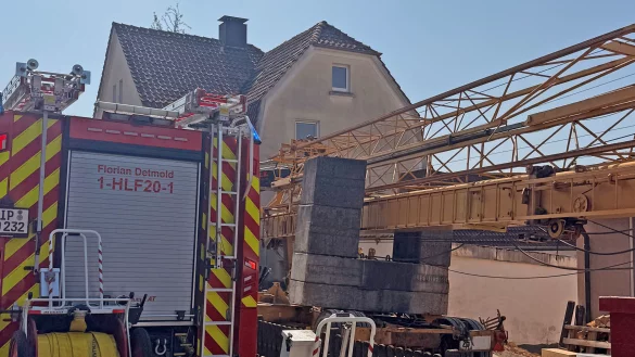 Eine Person wurde an der Paderborner Straße zwischen einem Kran (Hintergrund) und einem Traktor eingeklemmt. - © Feuerwehr Detmold