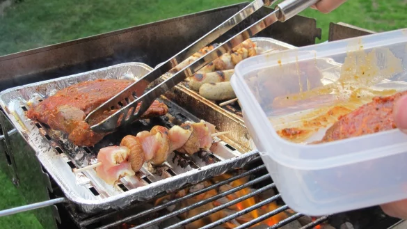 Alufolie beim Grillen tabu: Salz kann Aluminium l&ouml;sen - &copy; Foto: Andrea Warnecke