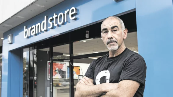 In Sorge: Erdal Batu von &bdquo;Apple Brand Store" wird wegen der Nazi-Demo am Samstag schlie&szlig;en. - &copy; Joerg Dieckmann