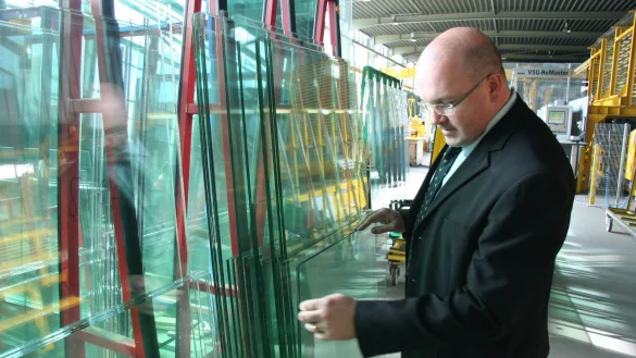 Michael Dobbe (hier ein Archivfoto aus dem Jahr 2010). Das Unternehmen Teuto-Glasveredlung steckt in Schwierigkeiten. - &copy; Archivfoto: Thorsten Engelhardt