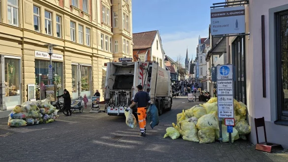 Der gelbe M&uuml;ll bleibt mitunter bis zum fr&uuml;hen Nachmittag in der Fu&szlig;g&auml;ngerzone liegen. Im Hintergrund herrscht reger Publikumsverkehr. - &copy; Jost Wolf