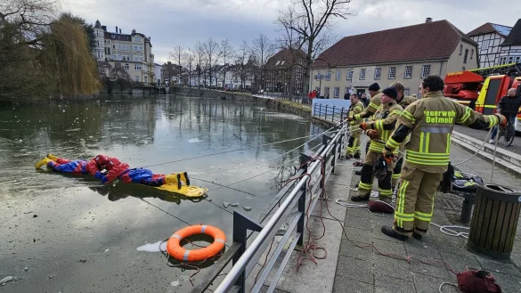Mit &Uuml;berlebensanz&uuml;gen &uuml;ben die hauptamtlichen Kr&auml;fte der Feuerwehr Detmold Eisrettung auf dem zugefrorenen Schlossgraben. - &copy; Jost Wolf