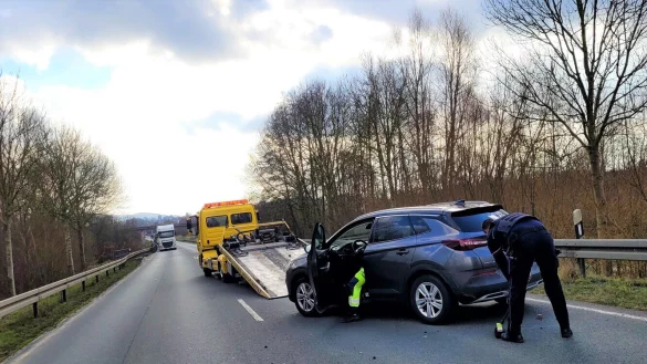 Die Westumgehung zwischen Detmolder Weg und Lagesche Straße musste Freitagmittag nach einem Unfall für eine gute Stunde gesperrt werden. - © Katrin Kantelberg