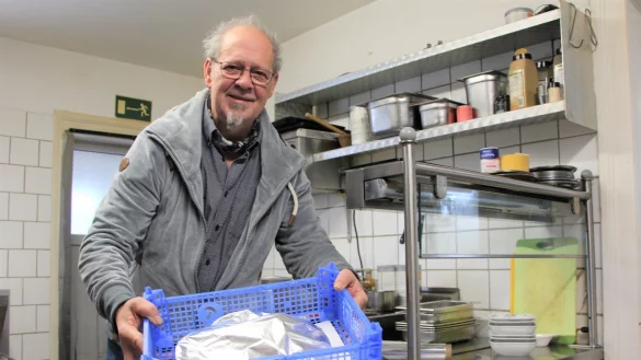 Heinrich Oberjasper hat in der Pandemie seinen Betrieb umgekrempelt. Er verkauft seine Gerichte au&szlig;er Haus. Darunter sind auch Waffeln. Einiges von dem will er auch nach dem Lockdown im Hotel Waldesruh beibehalten &ndash; denn es l&auml;uft gut. - &copy; Astrid Sewing(LZ)