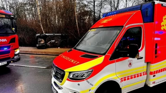 Der Unfallwagen liegt neben der B66 auf der Seite. - © Feuerwehr Dörentrup