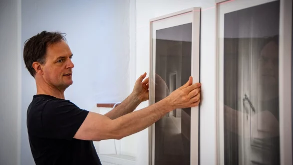 Der Künstler Simon Schubert bei den Vorbereitungen für die Ausstellungseröffnung im Detmolder Schloss. - © Raphael Bartling