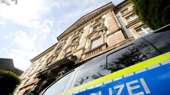 Ein Polizeiwagen steht vor dem Polizeipr&auml;sidium Essen. Rund 30 Polizistinnen und Polizisten stehen unter Verdacht, jahrelang rechstextremen Chat-Gruppen angeh&ouml;rt zu haben. - &copy; picture alliance/Roland Weihrauch/dpa
